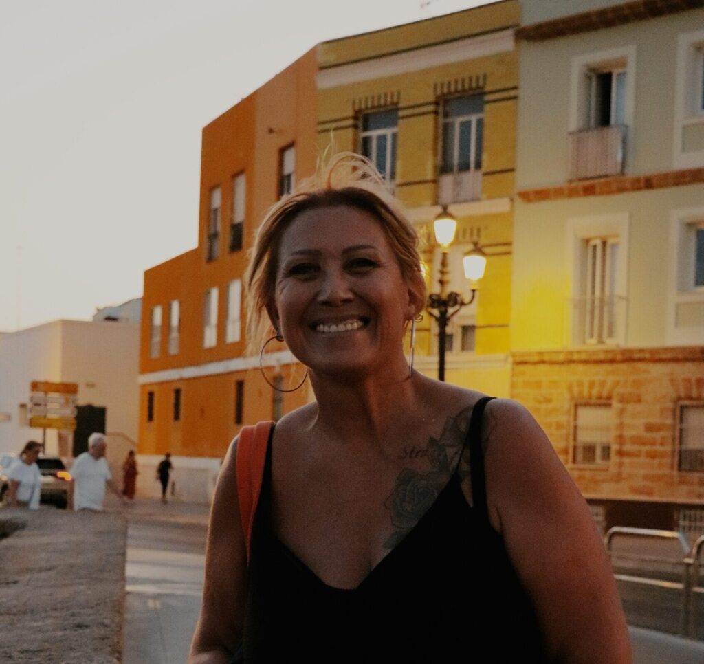 Portrait golden hour : un sourire, une rue, une lumière dorée