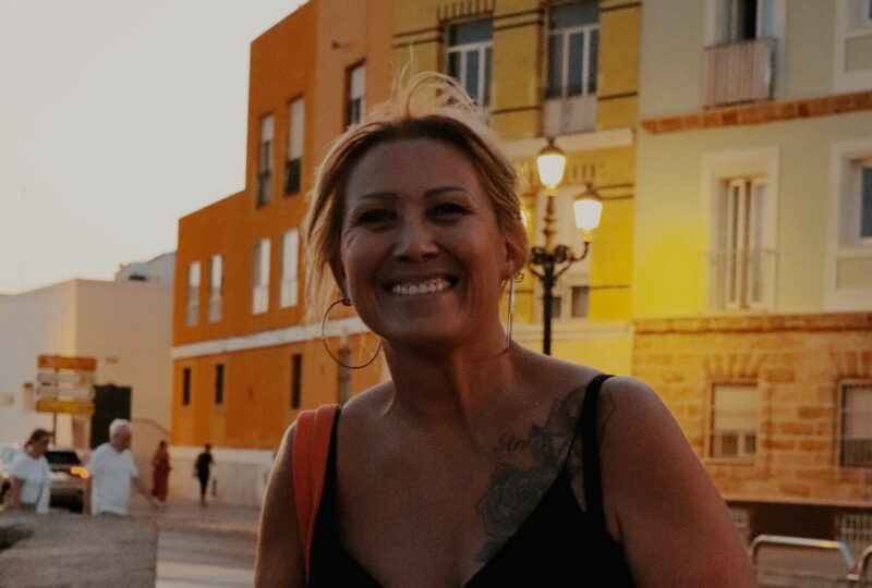 Portrait golden hour : un sourire, une rue, une lumière dorée