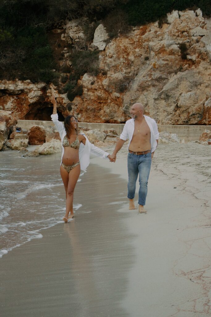 Séance photo grossesse à Cala en Porter : un shooting au lever du soleil à Minorque
